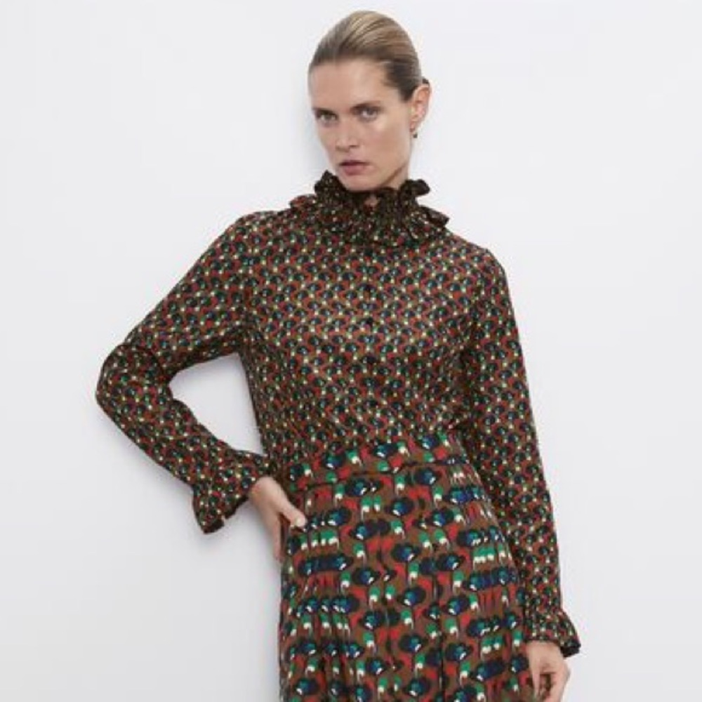 ZARA RUFFLED PRINTED BLOUSE‎ SIZE S
Toffee 0/8570/095/745/02